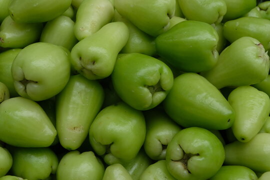 A pile of green water apples.