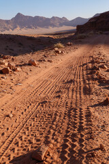 Reifenspuren im Wadi Rum eine geschützte Wüstenwildnis im südlichen Jordanien. Sie verfügt über beeindruckende Sandsteinberge, Sanddünen und Felsbögen.