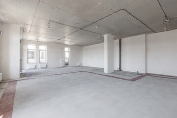 Obraz premium interior of the apartment without decoration in gray colors. rough finish