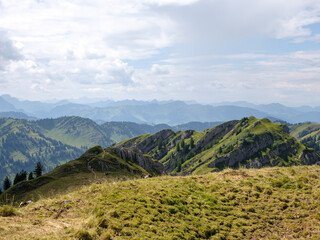 Sanfte Hügellandschaft in den Allgäuer Alpen bei klarem Sommerlicht