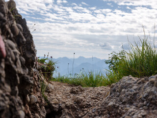 Tiefer Blickwinkel auf Bergpfad mit Aussicht auf Alpenpanorama