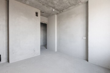 Obraz premium interior of the apartment without decoration in gray colors. rough finish