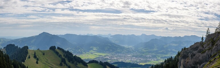anoramablick auf Sonthofen im Allgäu mit Alpenkulisse bei bewölktem Himmel