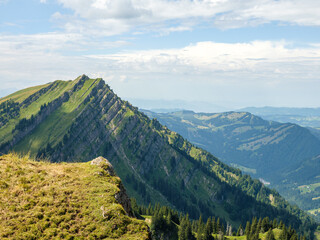 Zackiger Bergrücken in den Allgäuer Alpen mit weitem Talblick