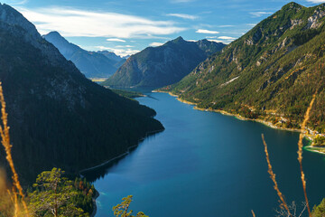 Der Plansee in Österreich sieht aus wie ein Fjord, ist aber  der zweitgrößte natürliche See in Tirol.  - obrazy, fototapety, plakaty