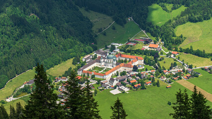 Das Kloster Ettal ist eine Benediktinerabtei im Dorf Ettal in Oberbayern.  - obrazy, fototapety, plakaty