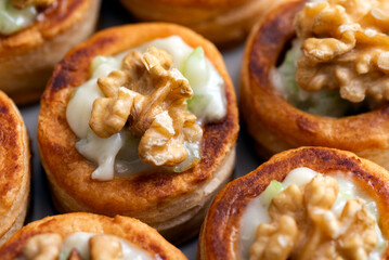 Primo piano di deliziosi vol au vent ripieni di gorgonzola, sedano e noci, antipasti europei 