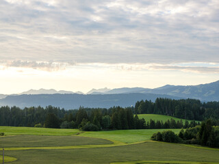 Morgenstimmung im Allgäu mit den Alpen im Hintergrund