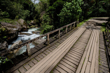 Ponte de madeira sobre as corredeiras do Rio Preto, Visconde de Mauá, Rio de Janeiro, Brasil