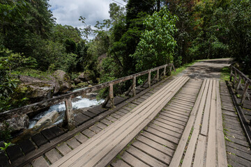 Ponte de madeira,  corredeiras do Rio Preto, Visconde de Mauá, Rio de Janeiro, Brasil