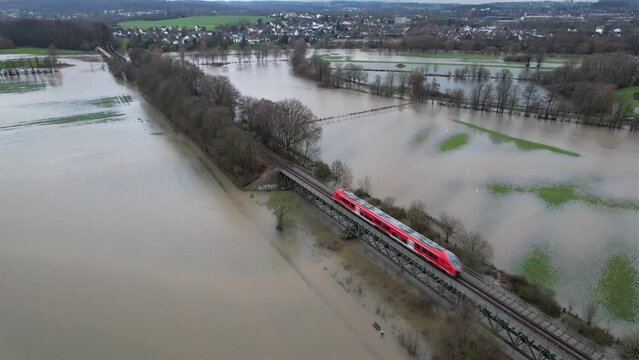 Bahndamm bei Hochwasser an der Ruhr, Januar 2024