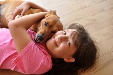 menina criança feliz com cachorro caramelo doméstigo, amor canino, cão amigo e companheiro 