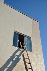escada em janela pintura de sobrado alto , tinta na parede 