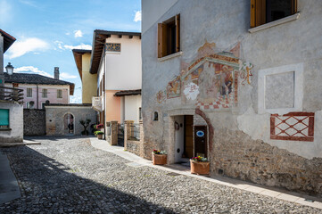 Architecture and art in the ancient fortified village of Valvasone
