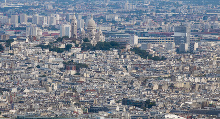 Fototapeta premium La basilique du Sacré-Cœur de Montmartre, dite du Vœu national, située au sommet de la butte Montmartre, dans le quartier de Clignancourt du 18e arrondissement de Paris