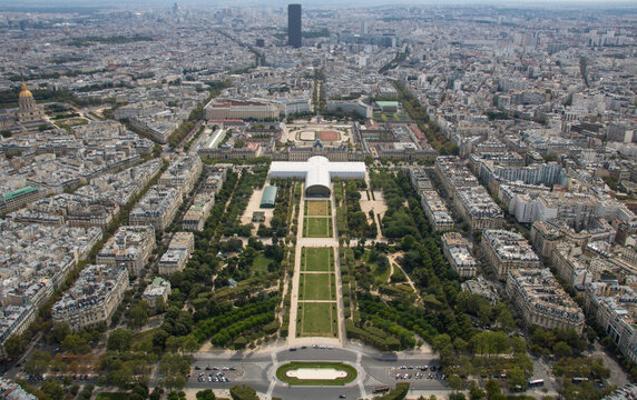 Le Champ-de-Mars est un vaste jardin public enti&egrave;rement ouvert, situ&eacute; &agrave; Paris dans le quartier du Gros-Caillou du 7e arrondissement, entre la tour Eiffel au nord-ouest et l'&Eacute;cole militaire au sud-est.