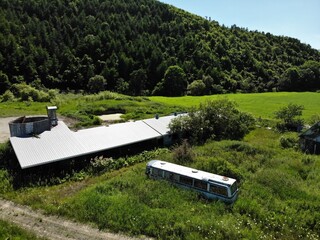 Verlassene Farm und Bus, die von der Natur zurückerobert werden.
