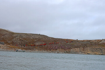 ligne de randonneurs sur les pentes du Svalbard