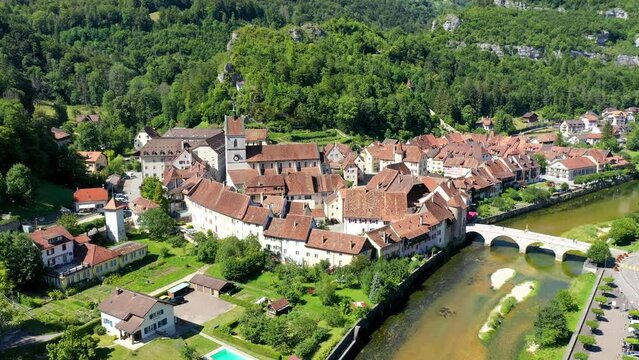 Picturesque Swiss village of Saint-Ursanne on the Doubs River, Switzerland. Village Saint-Ursanne in the district of Porrentruy in the canton of Jura, Switzerland. Saint Ursanne, Jura, Suisse