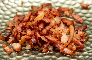 smażony pokrojony boczek, 
fried chopped bacon