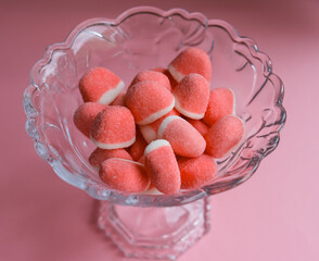 Photo sweet dessert, white and pink color marshmallow lies in a cup , close-up, tasty, warm, candy