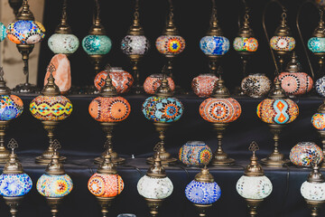 Lámparas de cristal con colores llamativos de influencia arabe - obrazy, fototapety, plakaty