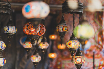 Lámparas de cristal con colores llamativos de influencia arabe - obrazy, fototapety, plakaty