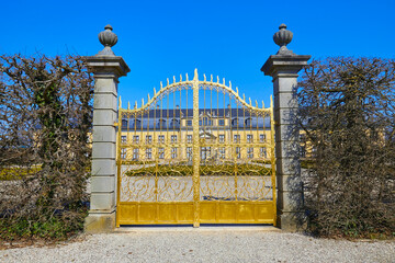 Blick auf den Barockpark der Herrenhäuser Gärten, mit dem schönen goldenen Tor
