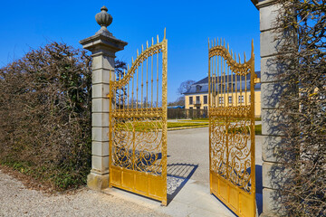 Blick auf den Barockpark der Herrenhäuser Gärten, mit dem schönen goldenen Tor
- 705270223
