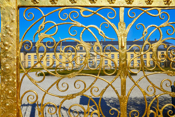 Blick auf den Barockpark der Herrenhäuser Gärten, mit dem schönen goldenen Tor
