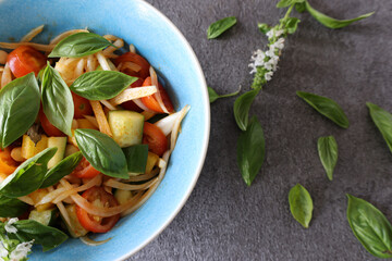 テーブルに置かれたボウルに盛ったインド風サラダ