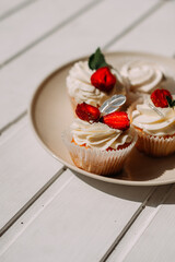 The image shows two cupcakes topped with strawberries and whipped cream. 5283