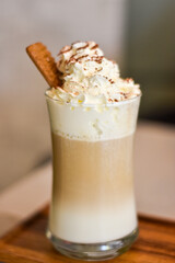 Vaso de café capuchino con nata