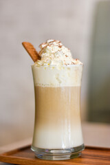 Vaso de café capuchino con nata