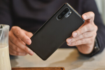 manos de hombre sujetando un movil