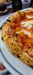 primo piano di una pizza napoletana 