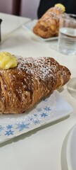 particolare di un cornetto italiano con crema e zucchero a velo