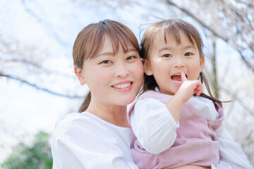 花見をする女の子とお母さんのポートレート