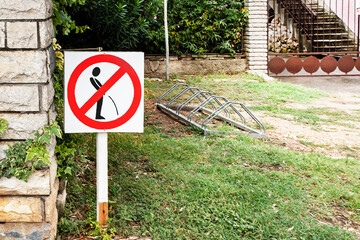 round sign prohibiting peeing on lawns