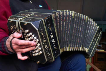 Bandeonista , manos tocando el bandoneon en el barrio de la boca