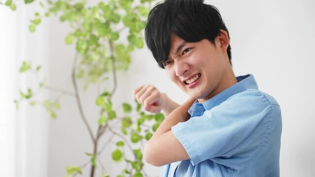 私服姿の若い男性　ライフスタイルイメージ