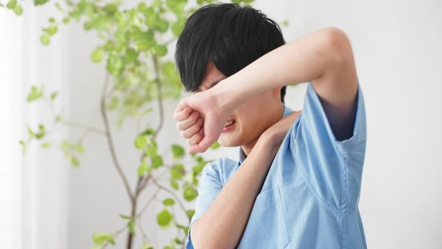 私服姿の若い男性　ライフスタイルイメージ