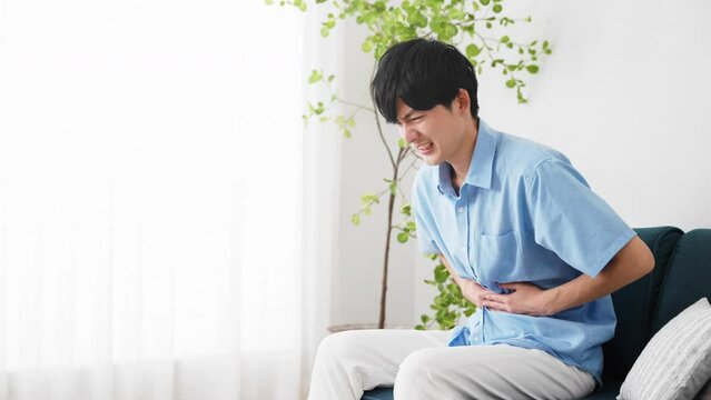 私服姿の若い男性　ライフスタイルイメージ