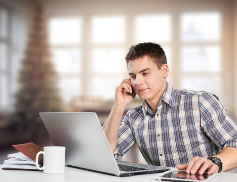A young smart businessman iwork in a coffee shop.