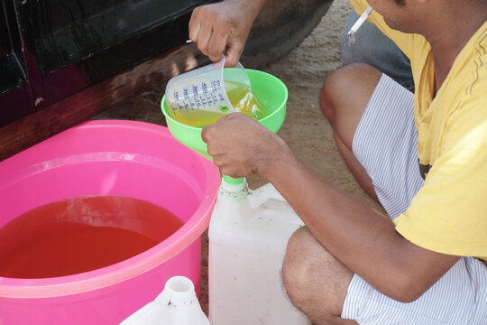 Traders are filling jerry cans of bulk cooking oil from vats