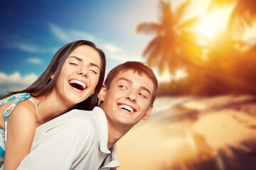 Obraz premium Young diverse couple have fun together at the beach
