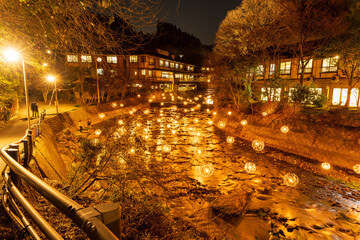 美しい夜空の山間から観える渓谷川に映える竹あかり風景
Bamboo light scenery reflecting on the valley river seen from the mountains with a beautiful night sky
日本(冬)
Japan (winter)
九州・熊本県南小国町