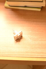 Adaptador de tomada em formato de T em cima da mesa © LuanLeonel