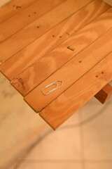 clips de papel em cima da mesa de madeira © LuanLeonel