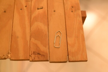 clips de papel em cima da mesa de madeira © LuanLeonel
